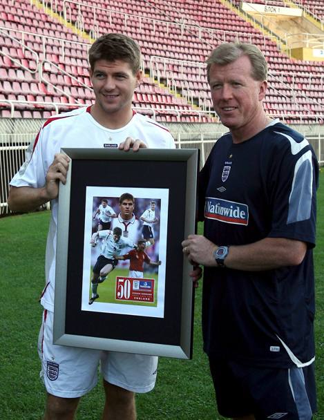 5 Settembre 2006, Gerrard riceve dal manager Steve McClaren un quadro celebrativo per le sue cinquanta partite con la nazionale inglese (Epa)